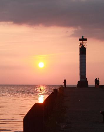 Through Windows Past主图