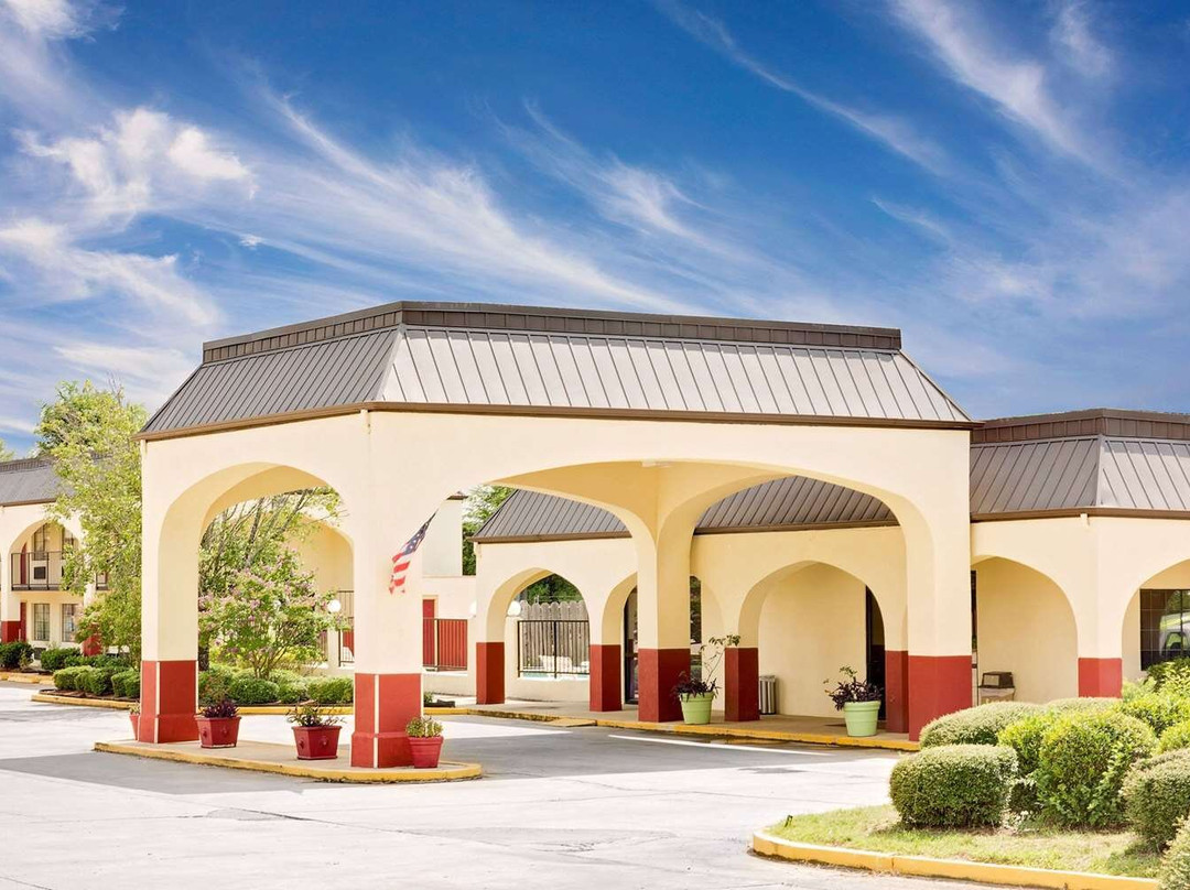 Days Inn & Suites by Wyndham Starkville