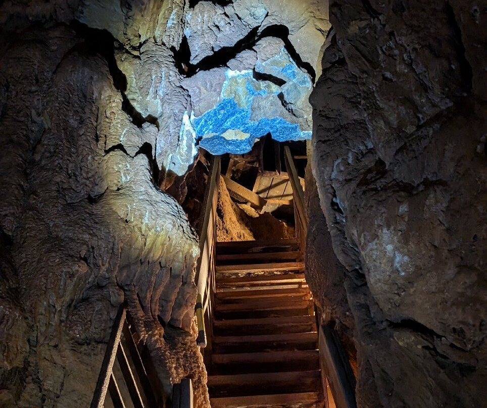 Black Chasm Cavern-Pine Grove必去景点
