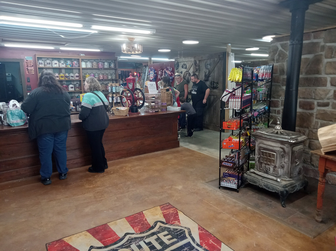 Country Cousins Antique Mall-Bourbon必去景点