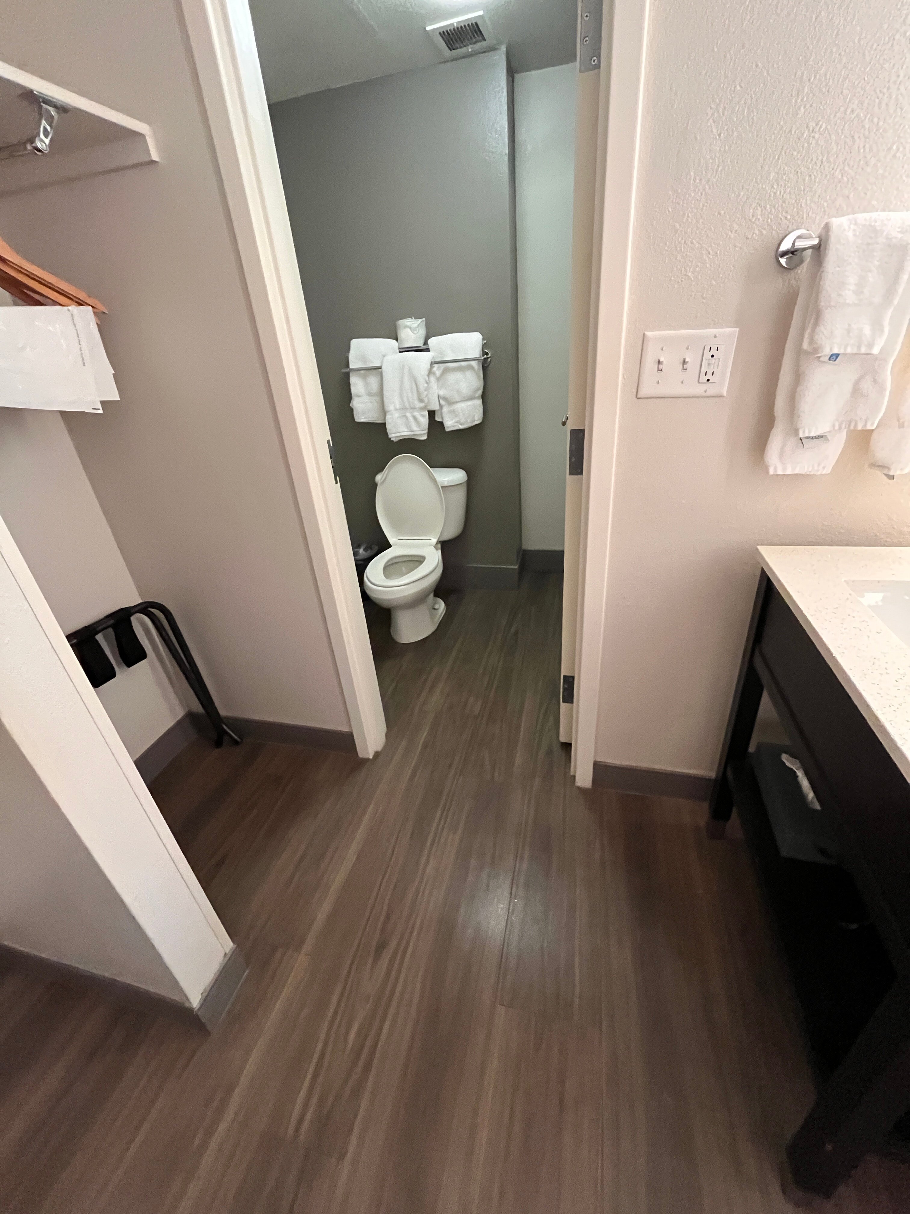 La Quinta Inn & Suites by Wyndham Portland-浴室