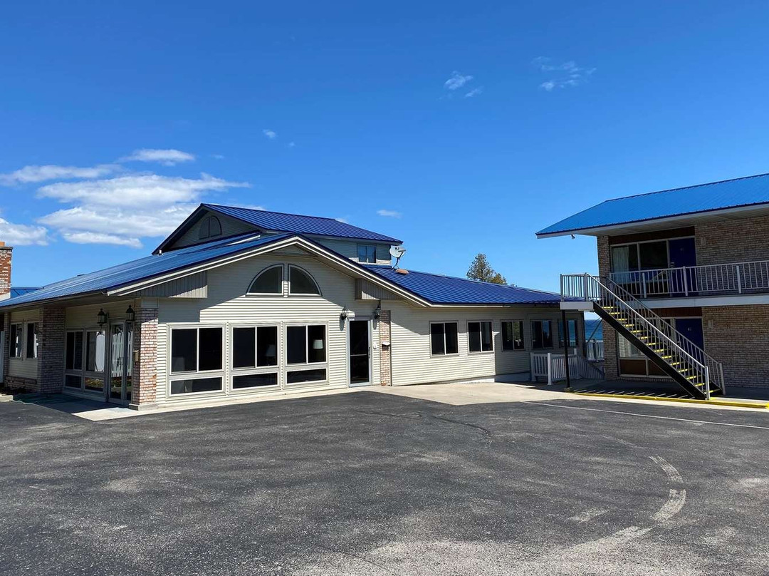 Days Inn & Suites by Wyndham St. Ignace Lakefront