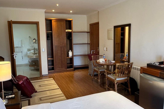 勒纳尔酒店主图