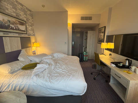 斯文顿莱昂纳多酒店主图