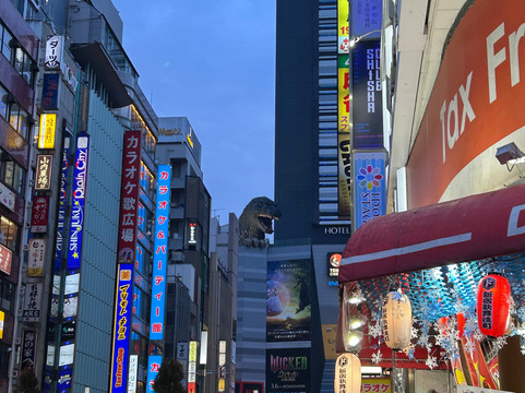 新宿哥斯拉等比头雕-Kabukicho必去景点