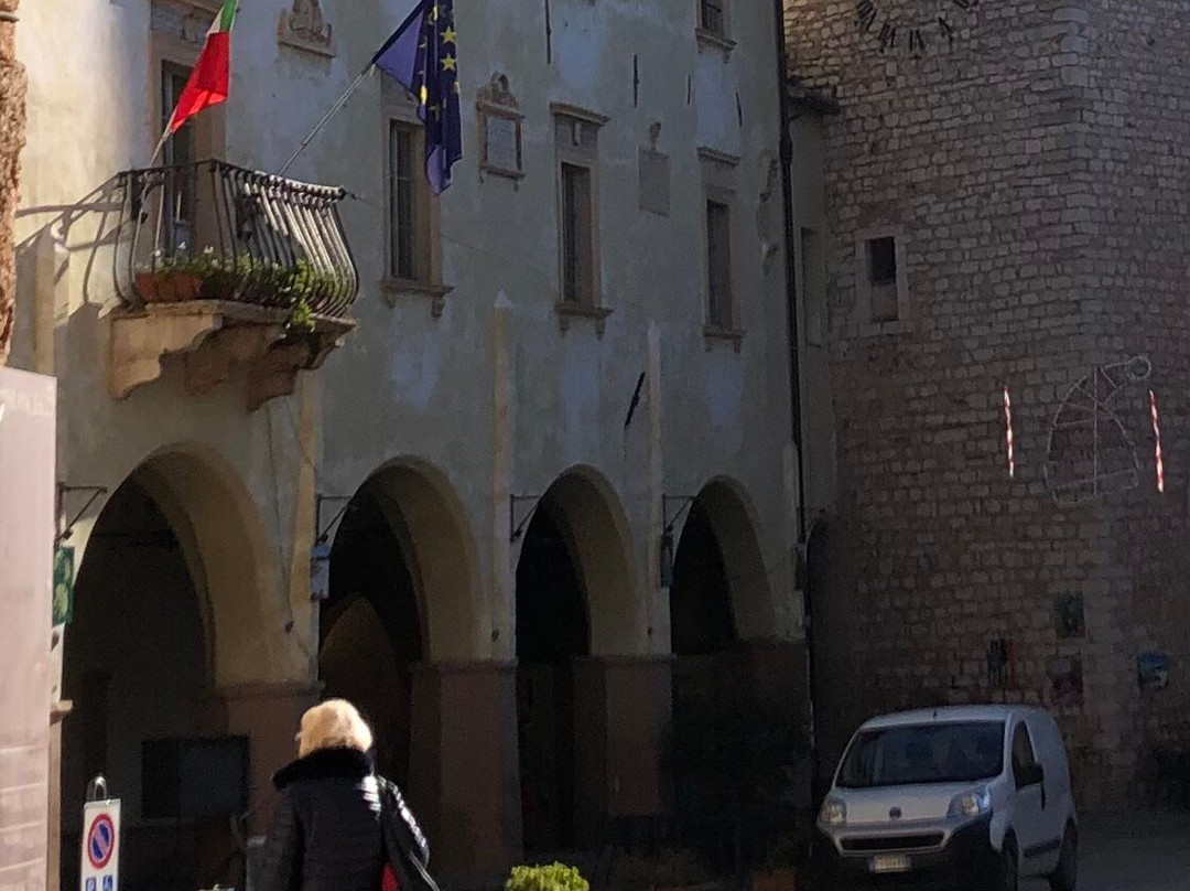 Loggiato Di Piazza Mazzini-Trevi必去景点