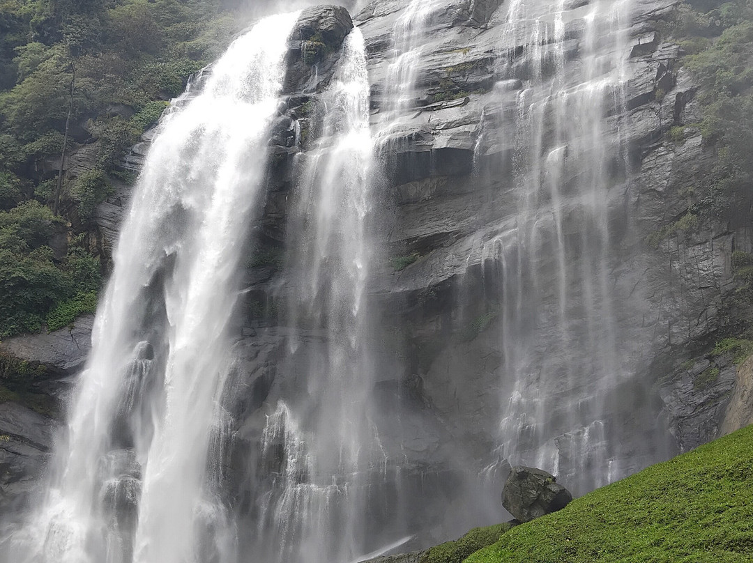 Bomburu Ella Waterfall-奴娃拉伊利雅必去景点