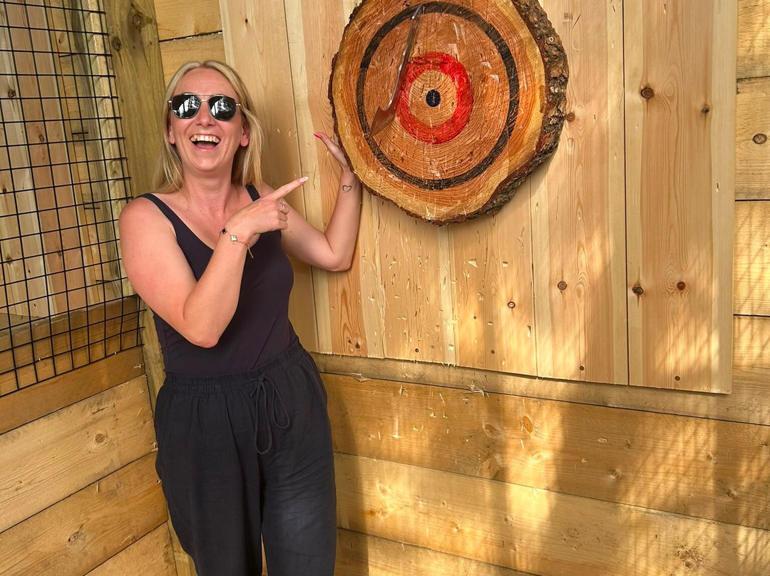 Bermuda Blades Axe Throwing-Henlow必去景点