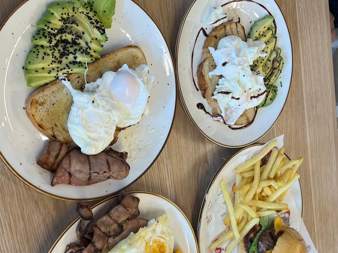 The B Town Eatery
