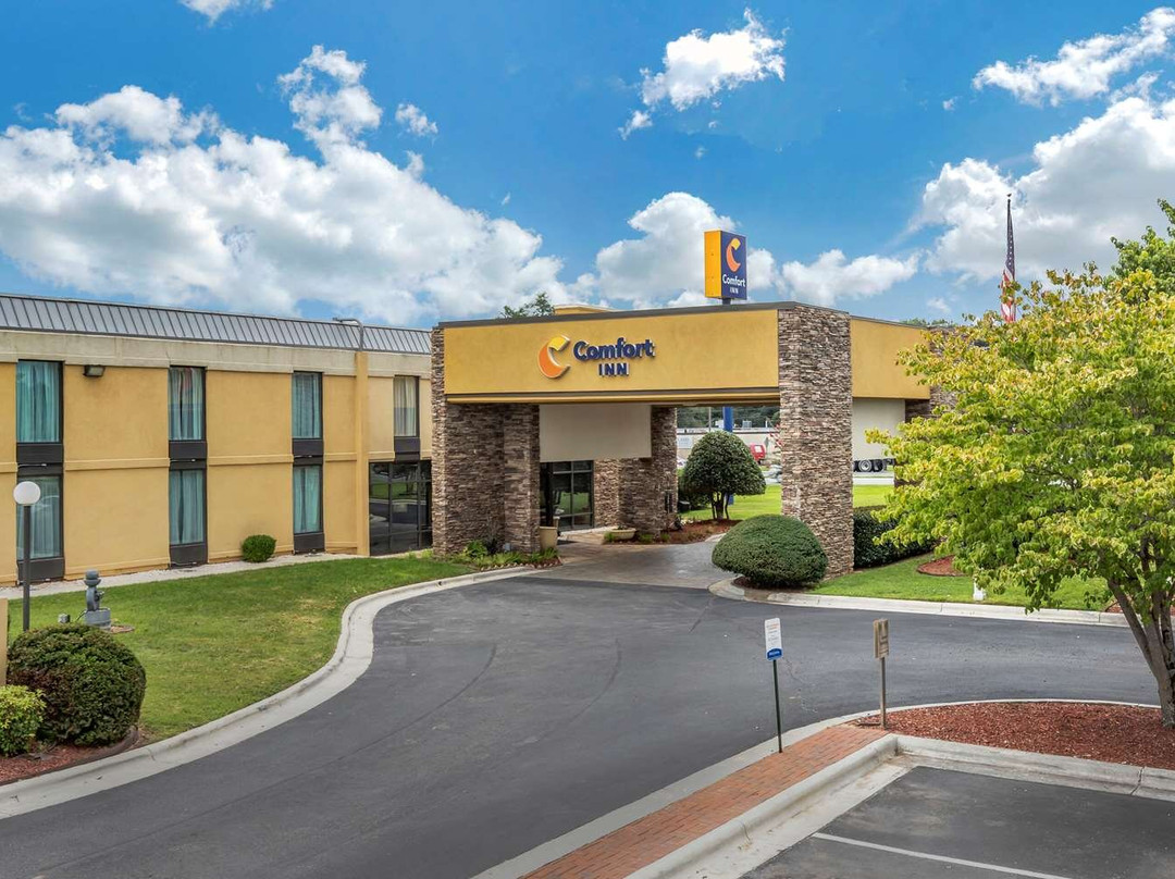 谢尔比希尔顿恒庭酒店主图