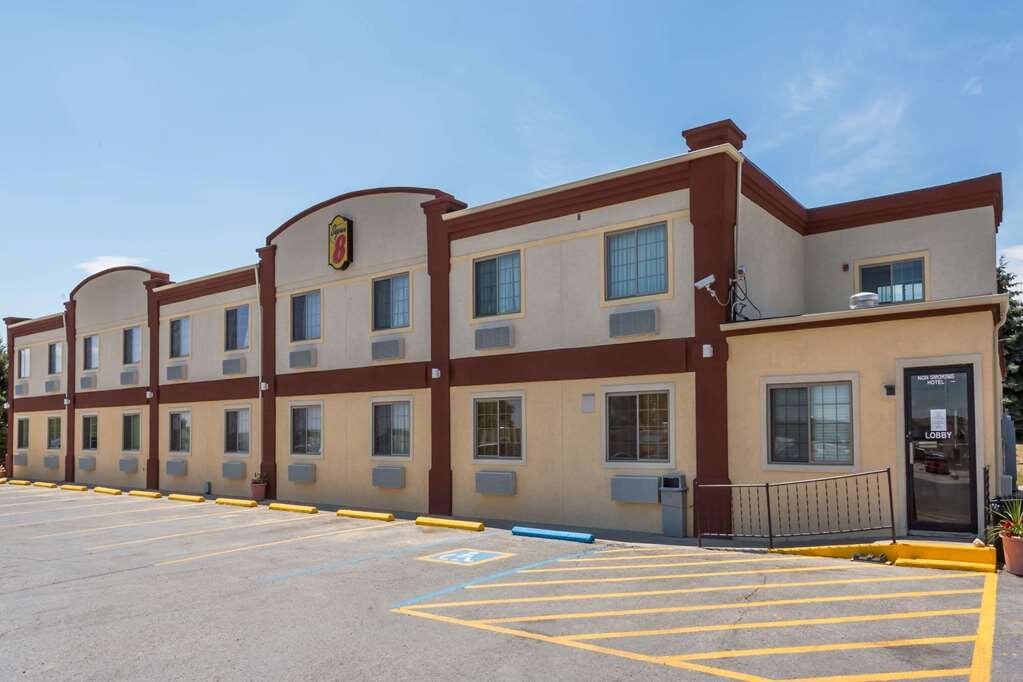 Super 8 by Wyndham Douglas主图