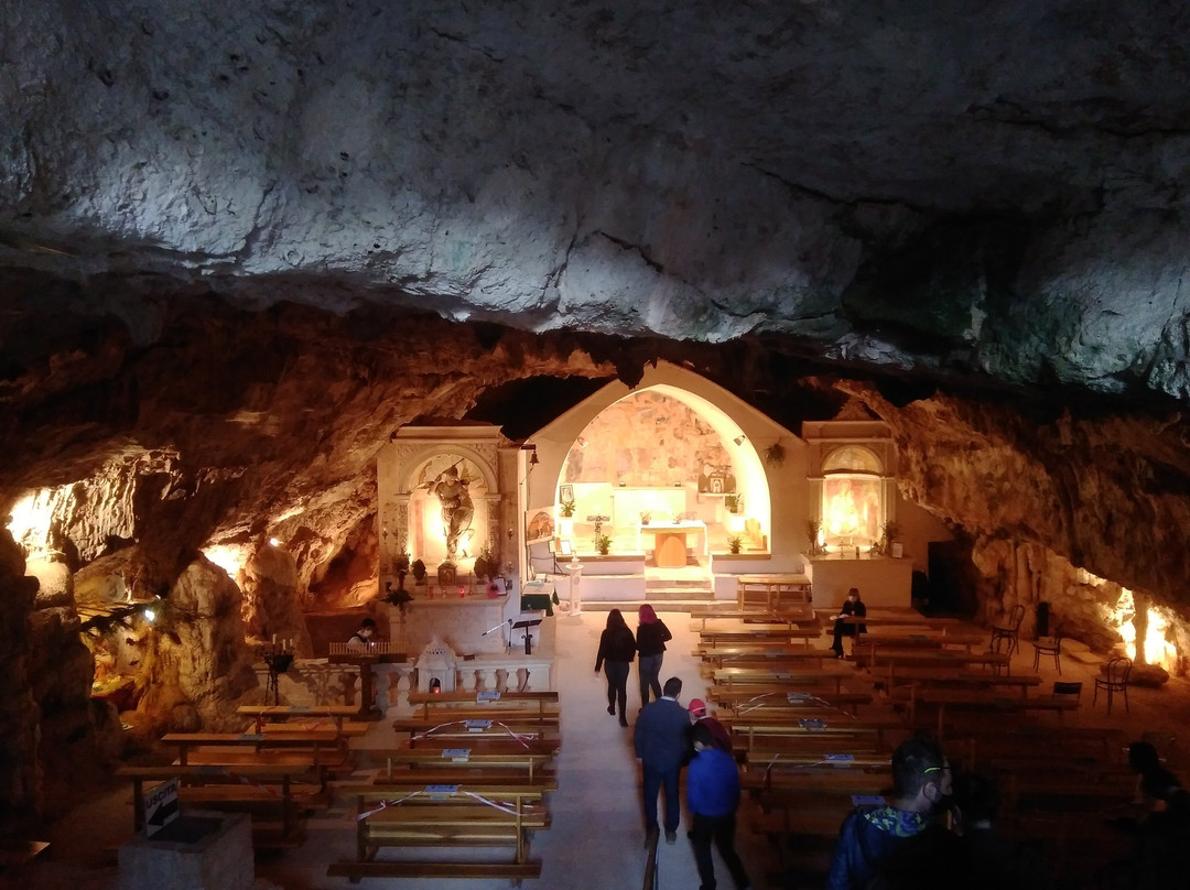 Grotta Sacra di San Michele Arcangelo in Monte Laureto景点图片