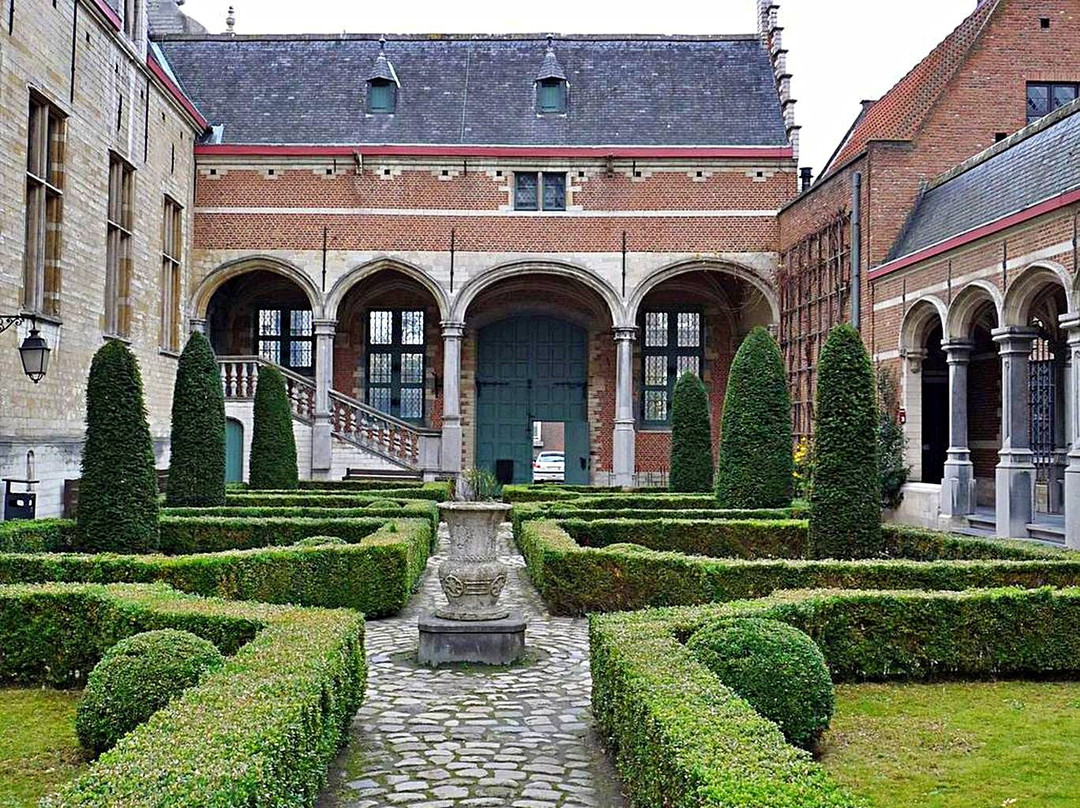 Paleis van Margareta van Oostenrijk (Palace of Margaret of Austria)景点图片