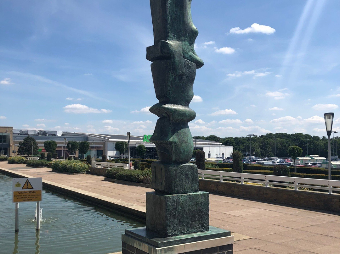 Upright Motive No 2: Bronze Cross by Henry Moore景点图片