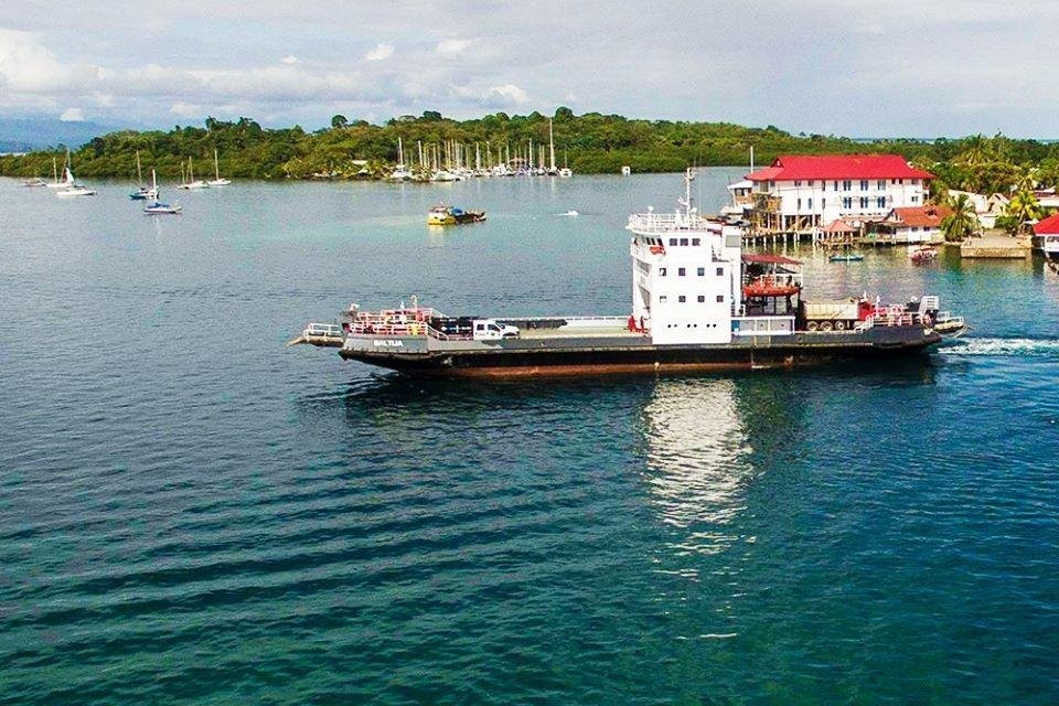 Regular ferry connection to Bocas town-Almirante必去景点