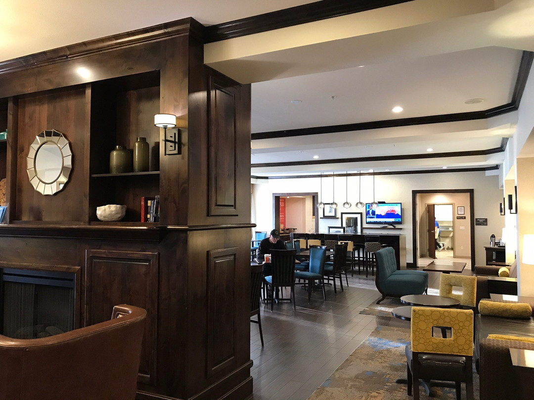 拉勒米希尔顿恒庭酒店主图