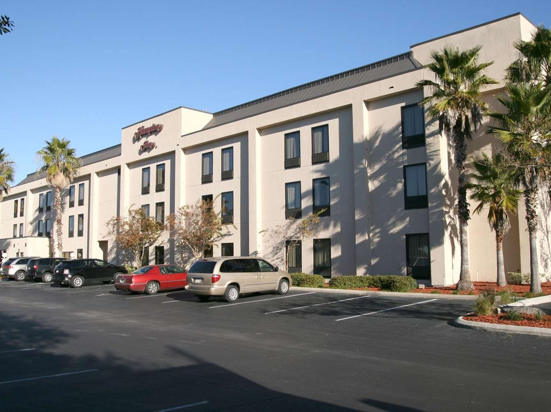 春季山丘希尔顿恒庭酒店主图