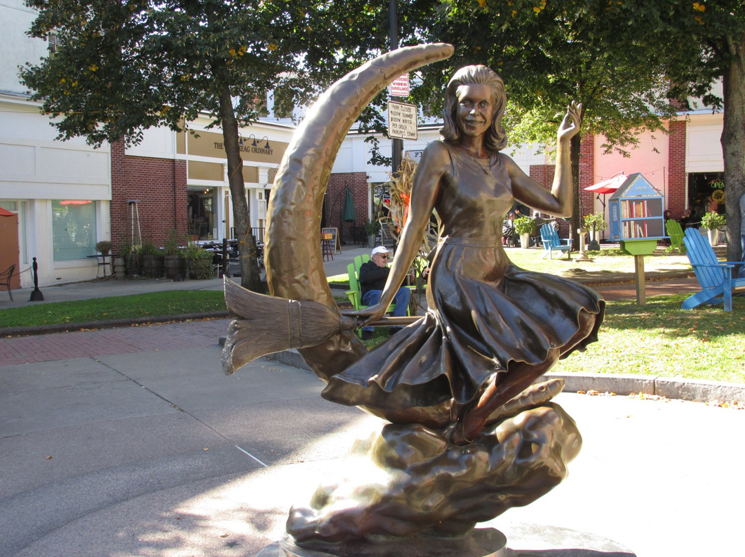 Bewitched Statue of Elizabeth Montgomery景点图片