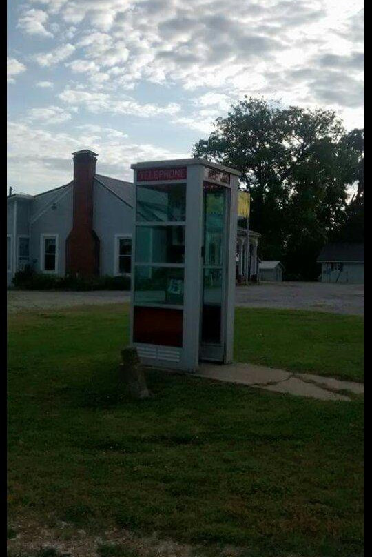 Prairie Grove Airlight Outdoor Telephone Booth景点图片