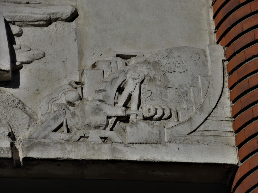 Bas-relief signalant l'entrée de l'école de garçons-Romainville必去景点