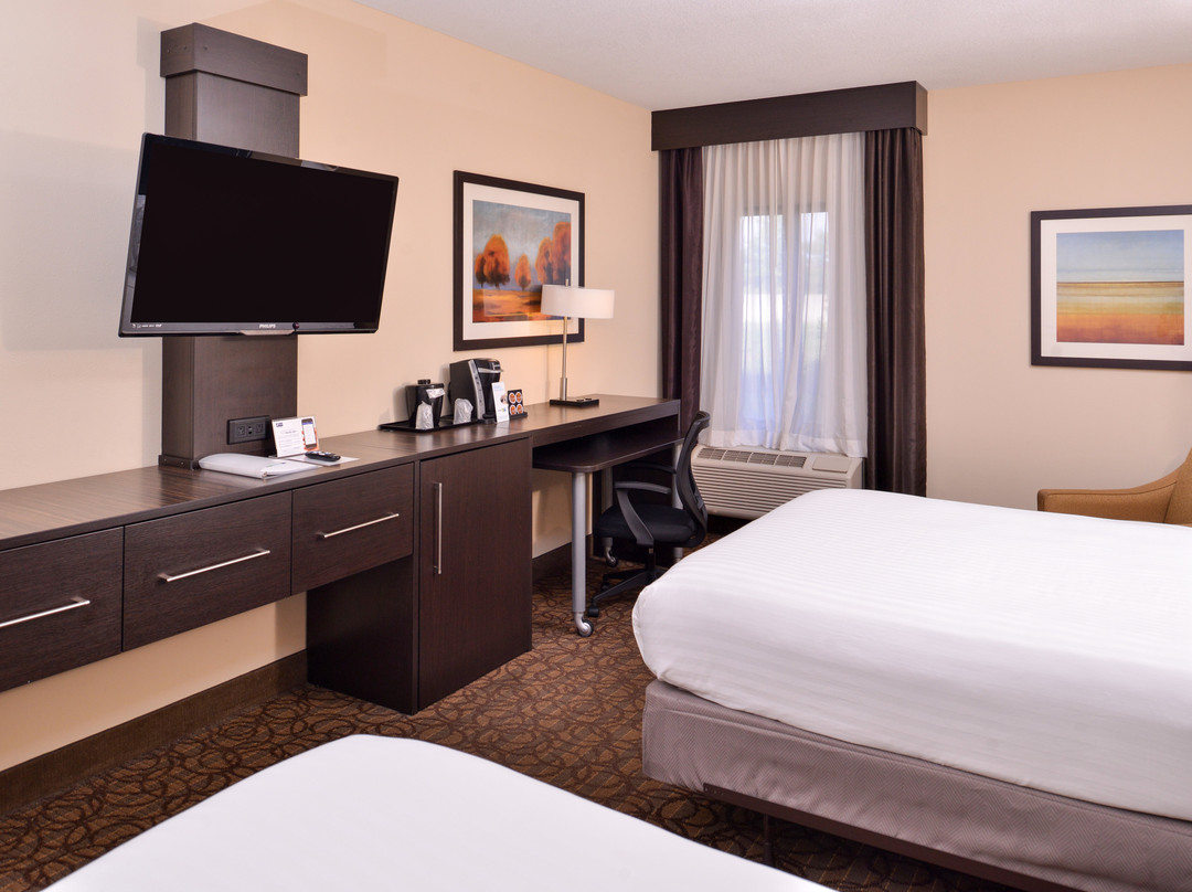 Holiday Inn Express & Suites Topeka West I-70 Wanamaker By IHG主图