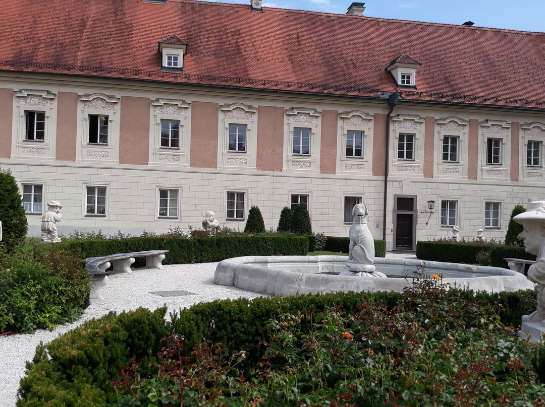 Brunnen mit Hundeplastik景点图片