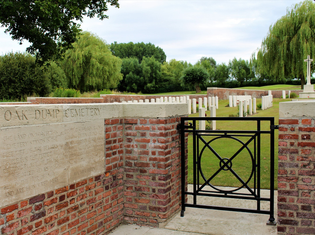 Oak Dump Cemetery景点图片