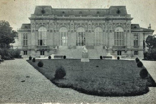 Statue du square de la salle des fêtes景点图片