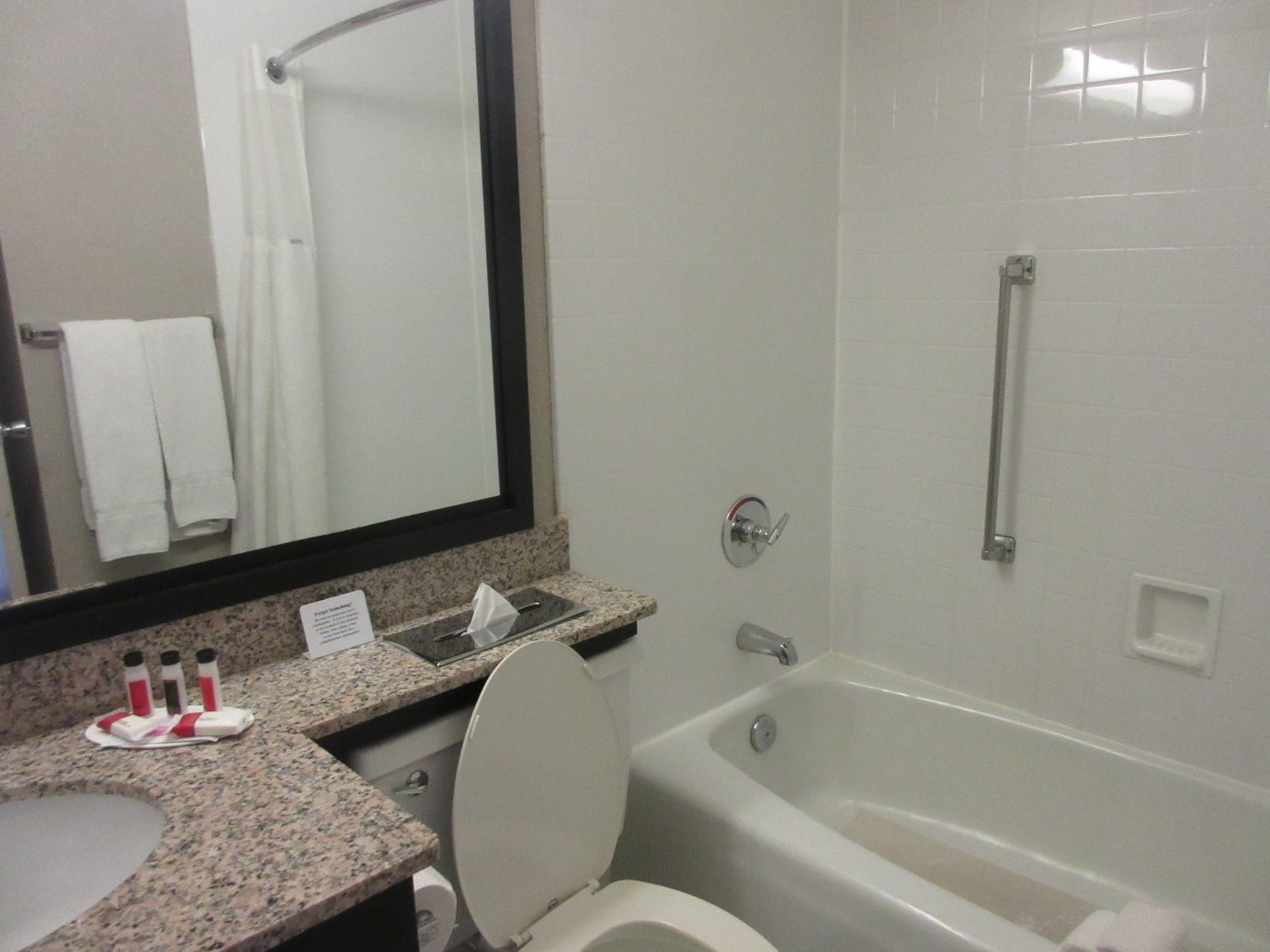 温德姆华美达-坎伯兰市中心-浴室