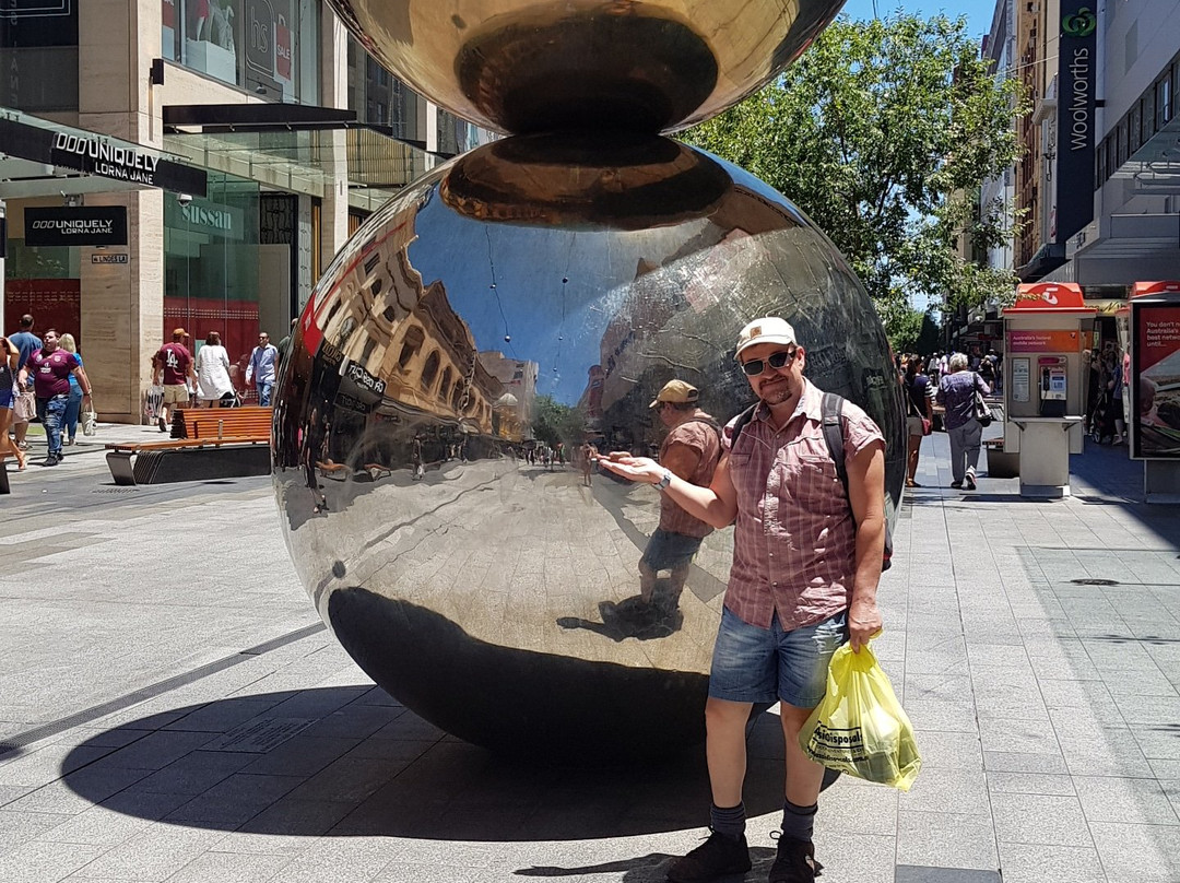 The Mall's Balls Statue景点图片