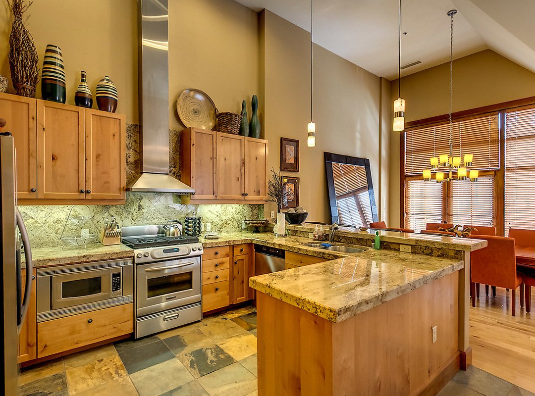 East West Hospitality主图