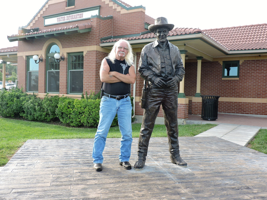 Cowboy Statue On Boot Hill-道奇城必去景点