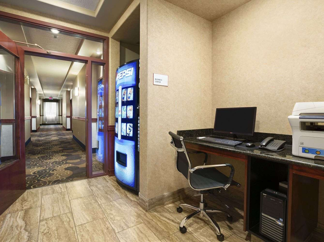 Ramada by Wyndham Edson主图