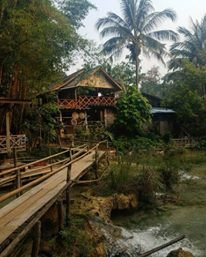 弯尼萨瀑布酒店主图