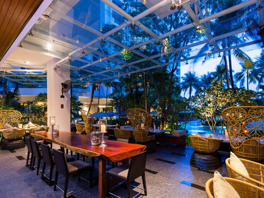 Flow Oasis Pool Lounge