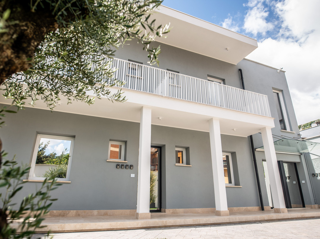Grey House Latina