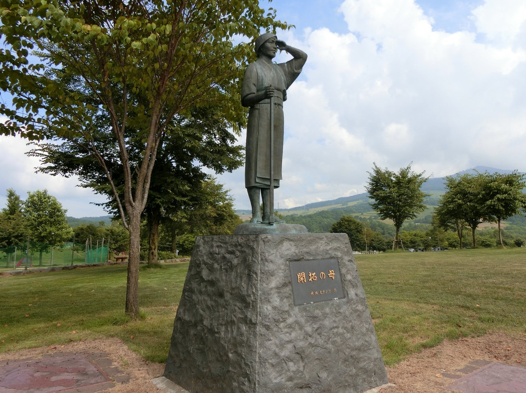 Kaitaku no Haha Statue景点图片