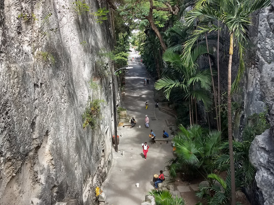 Cliff Hanging Tours-拿骚必去景点