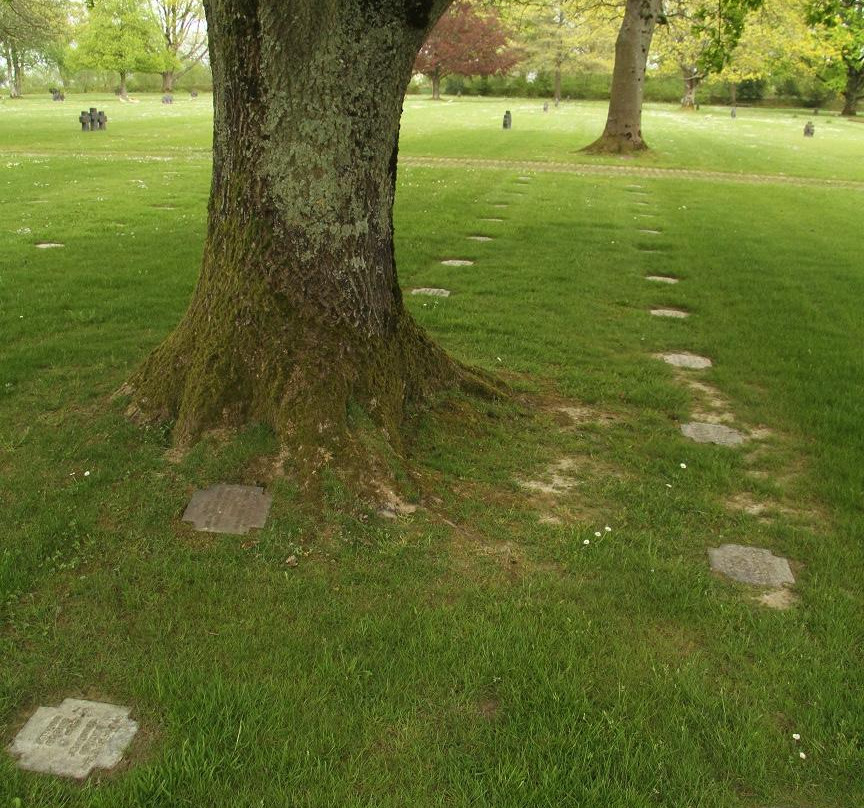 German War Cemetery Marigny景点图片