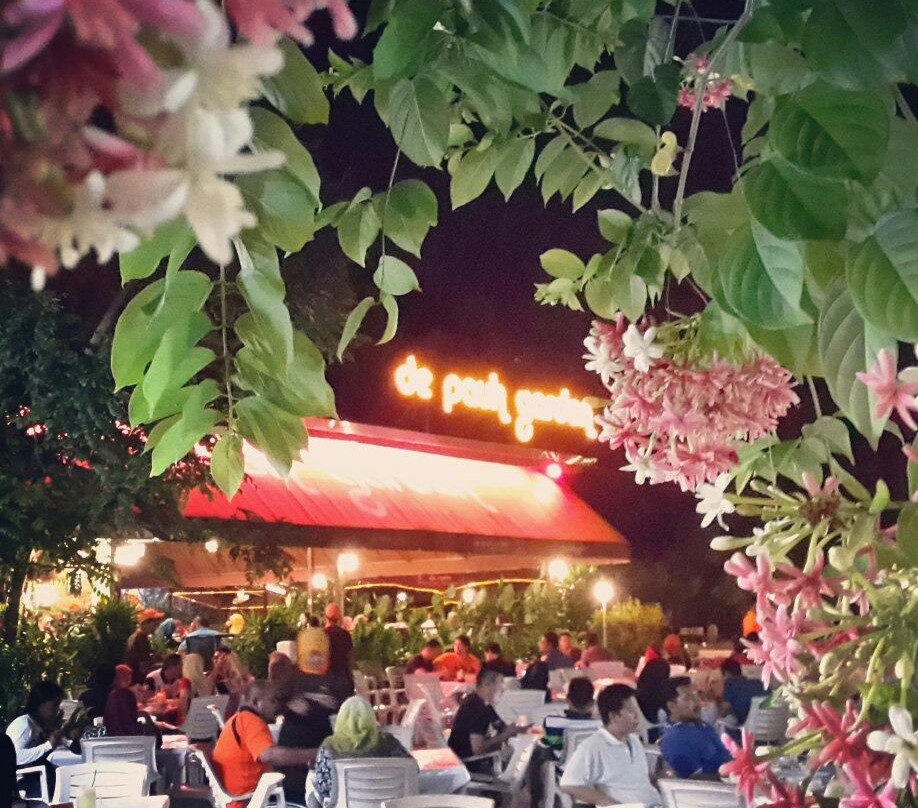 De Pauh Garden Restaurant & Cafe