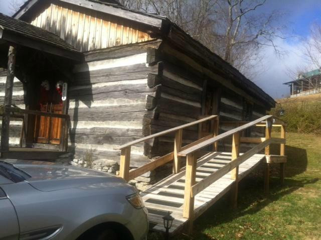 The Old Courthouse and Dickenson/Bundy Log House-Castlewood必去景点