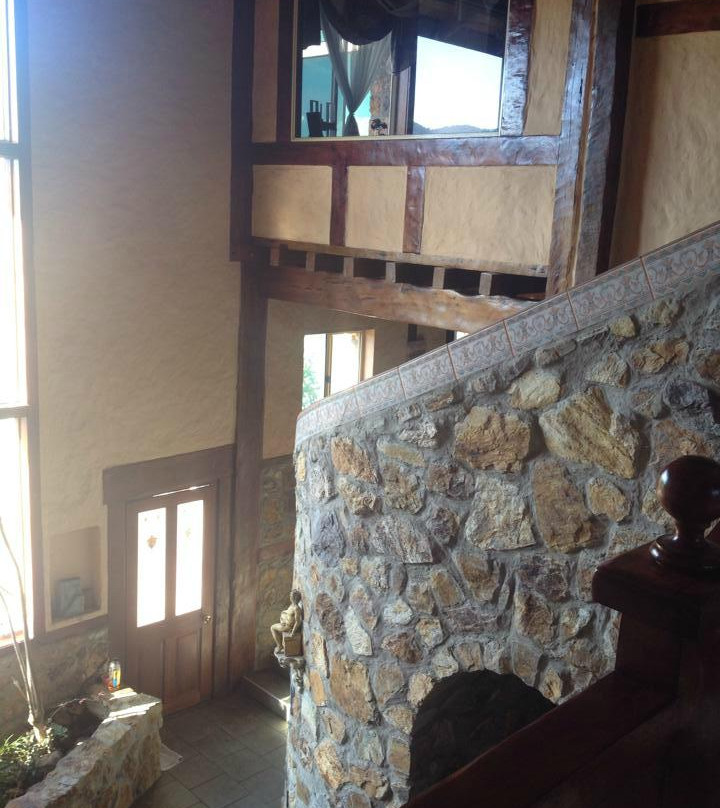 山区城堡酒店主图