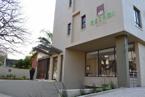 梅萨米酒店主图