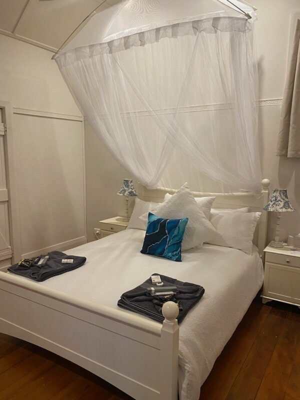 Carriageway Retreat主图