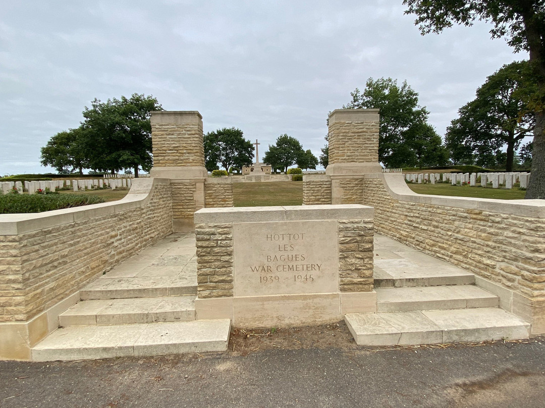 Hottot-Les-Bagues War Cemetery景点图片