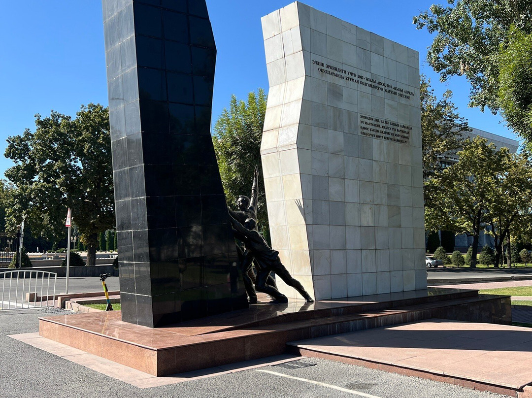 Monument to Those Who Died For Freedom-比斯凯克必去景点