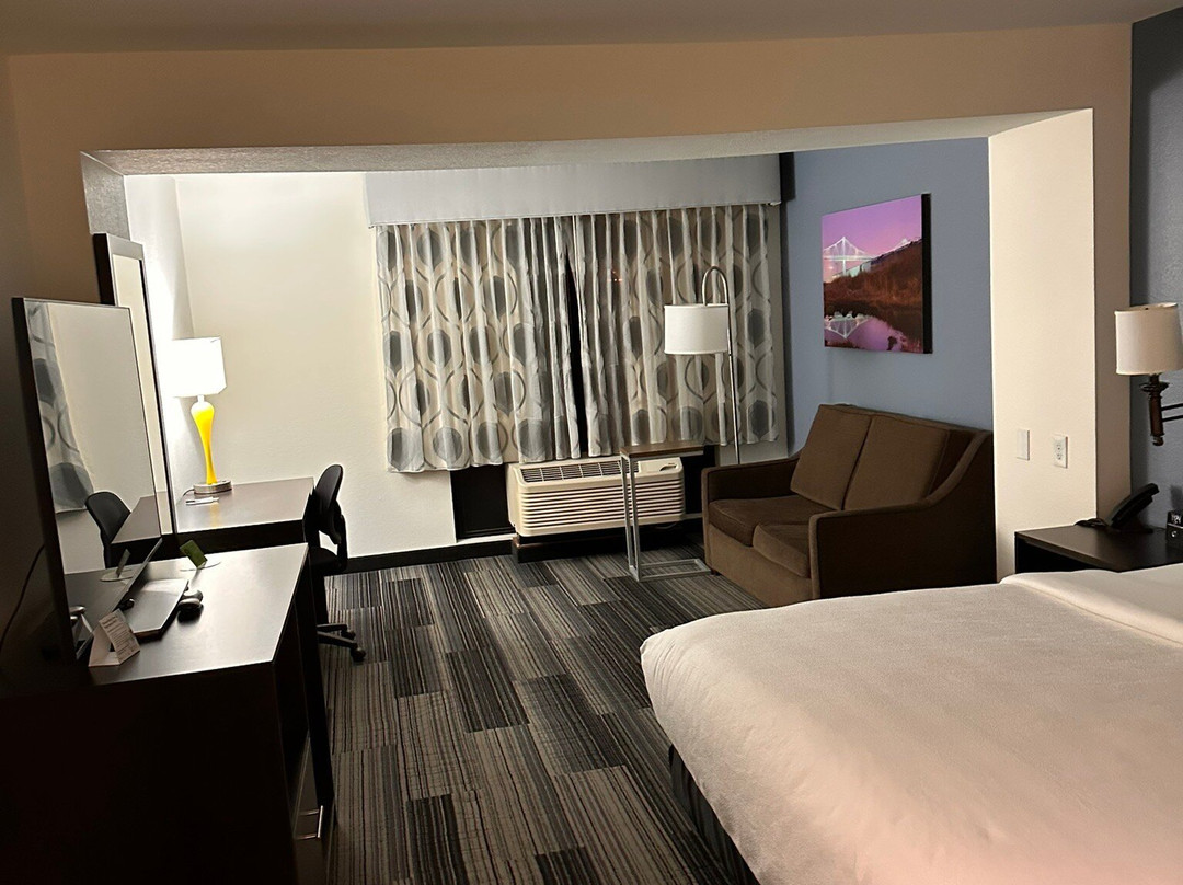 La Quinta Inn & Suites by Wyndham Springfield Airport Plaza主图