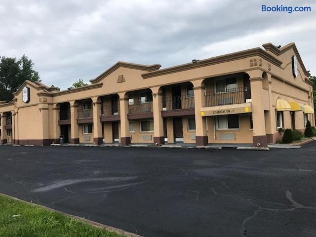 Red Carpet Inn & Suites