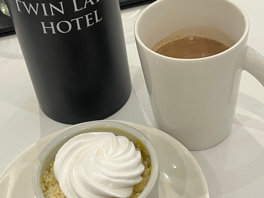Twin Lakes Hotel主图