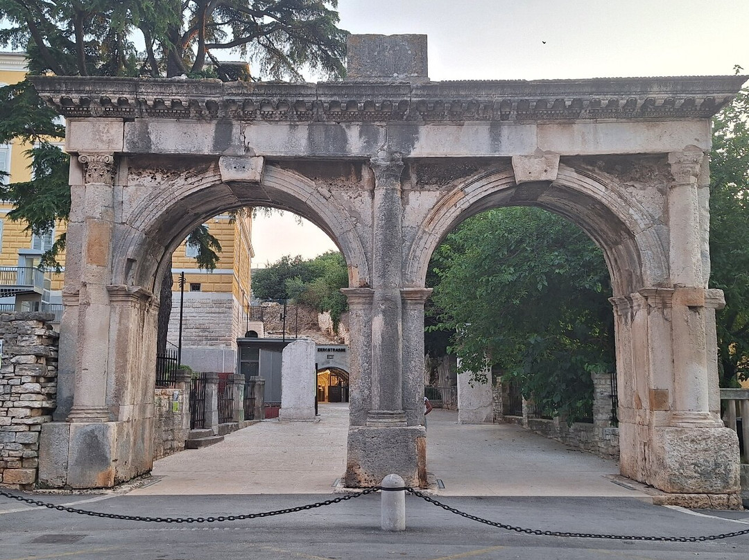 The Twin Gates of Pula-普拉必去景点